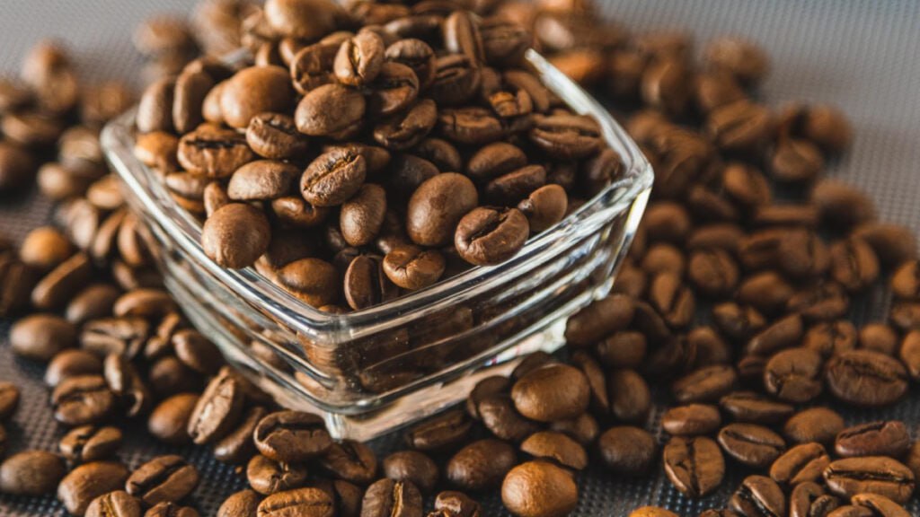 4 razões pelas quais não deve beber café com o estômago vazio